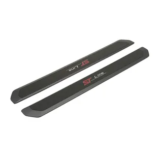 Seuils de portes avant, noirs avec logo ST-Line éclairé en rouge et blanc