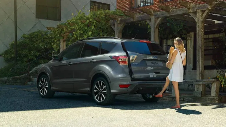 POURQUOI LES FEMMES ADORENT CONDUIRE FORD KUGA! 