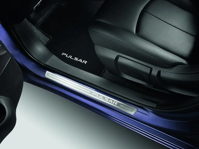 SEUILS DE PORTES, ASPECT ALUMINIUM BROSSÉ NISSAN