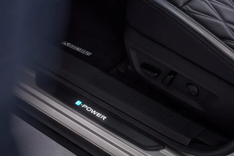 SEUILS DE PORTES RÉTROÉCLAIRÉS AVEC LOGO E-POWER NISSAN