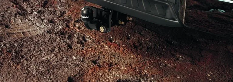 ATTELAGE BOULONNÉ POUR PARE-CHOCS ARRIÈRE ÉQUIPÉ D'UN MARCHEPIEDS NISSAN